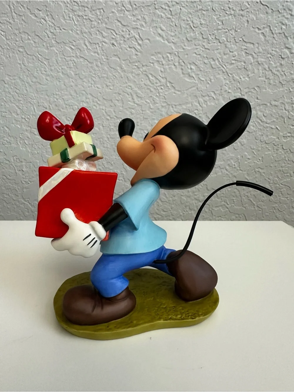 WDCC 1995 Mickey Mouse-Presents For My Pals Figurine-Pluto's Christmas Tree